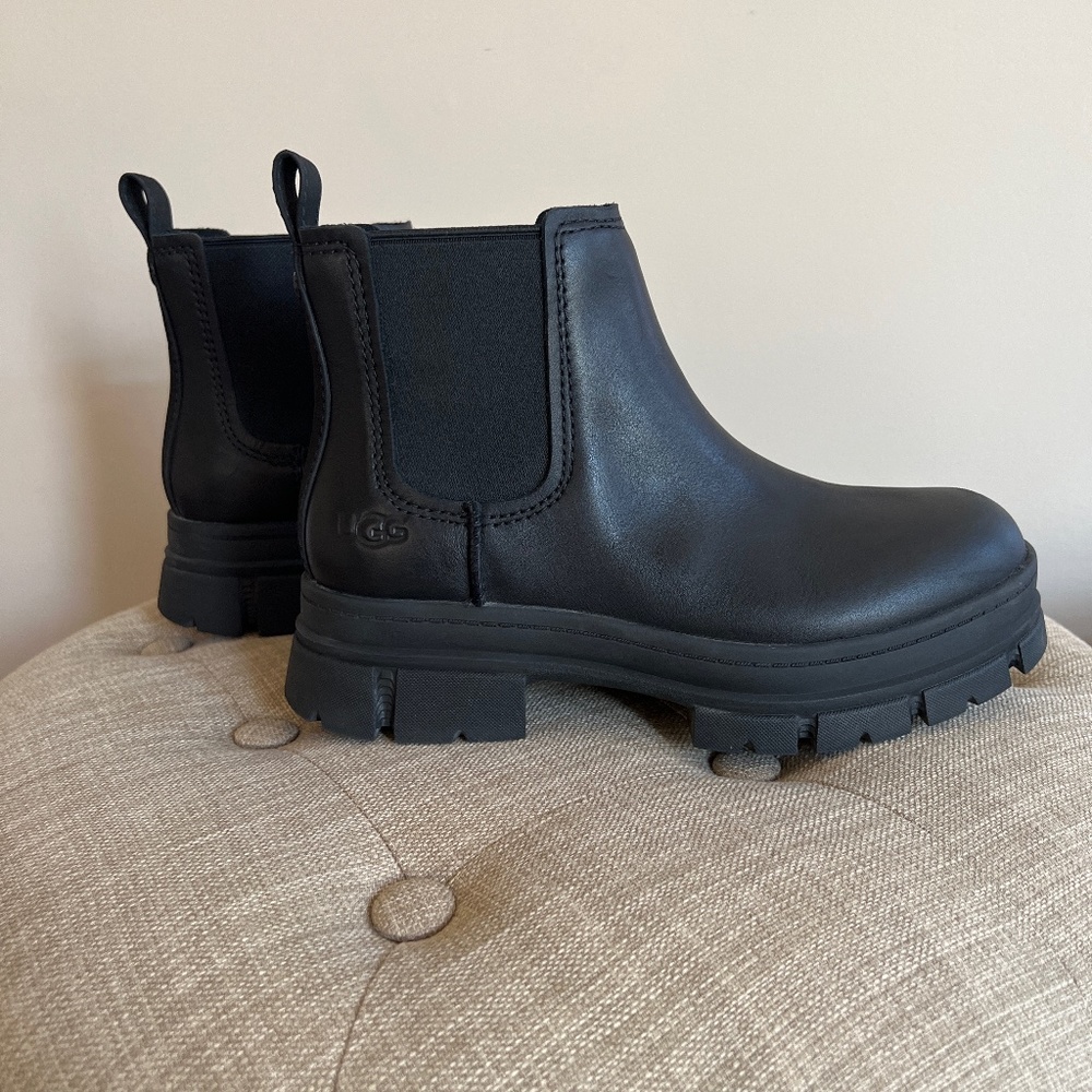 UGG Ashton Chelsea Boot